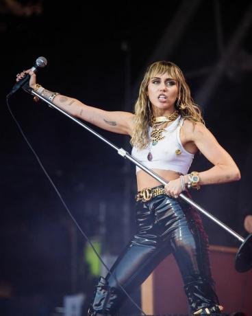 Miley Cyrus występuje na festiwalu w Glastonbury 2019