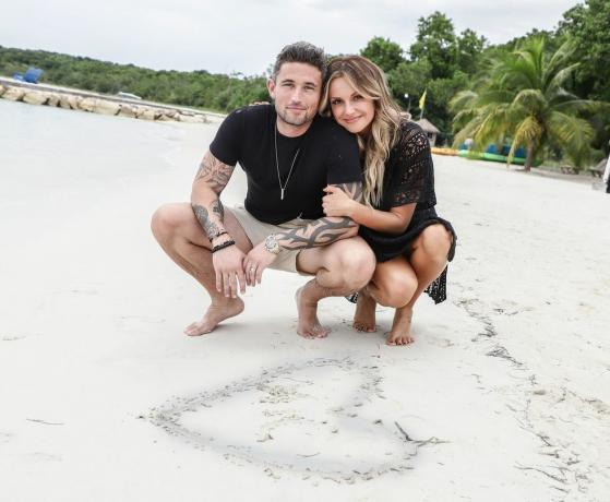 Nowożeńcy muzyki country Michael Ray i Carly Pearce spędzają miesiąc miodowy w spektakularnych bungalowach nad wodą na południowym wybrzeżu Sandals na Jamajce