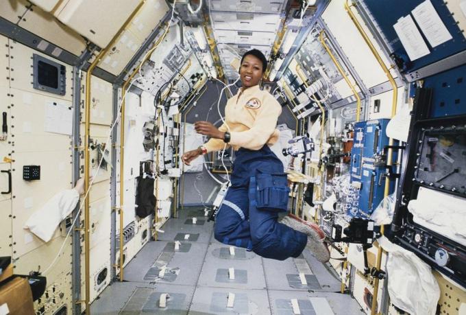 dr mae jemison unosi się na pokładzie statku kosmicznego podczas swojej misji kosmicznej