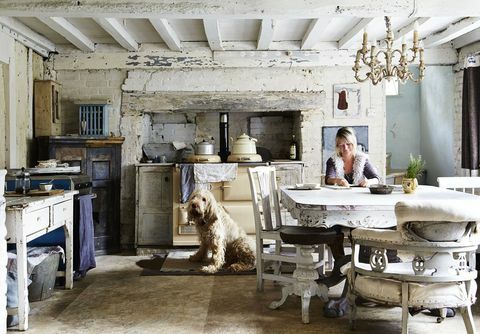 Artystka Jo Guiness przy stole kuchennym