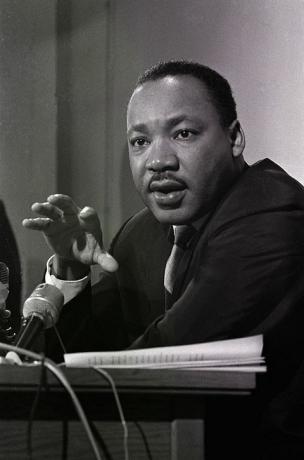 podczas konferencji prasowej dr Martin Luther King Jr oświadcza, że ​​14 stycznia 1966 r. poprowadzi marsz praw obywatelskich do stolicy stanu Georgia, aby wesprzeć przedstawiciela stanu afroamerykańskiego elekcja juliańska starania o odzyskanie miejsca w kaucji domowej zostały odrzucone jako członek domu w dniu 10 stycznia 1966 roku, w konsekwencji jego poparcia dla oświadczenia potępiającego nas w akcji w Wietnam