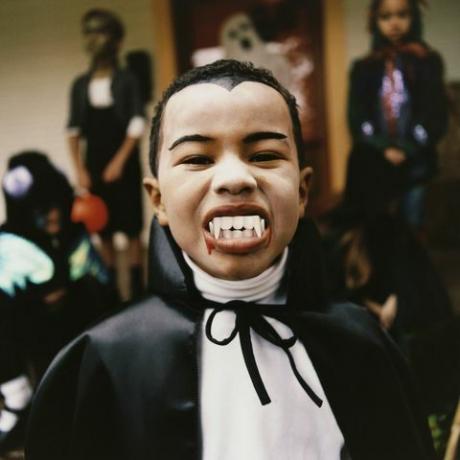 portret chłopca w kostiumie wampira