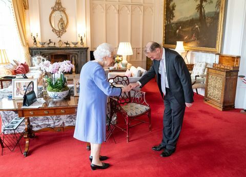 brytanii queen elizabeth ii przedstawia angielskiego organistę koncertowego thomas trotter z medalem królowej za muzykę, podczas audiencji o godz. zamek windsor, na zachód od Londynu, 8 grudnia 2021 r. zdjęcie: dominic lipinski pool afp zdjęcie: dominic lipinskipoolafp via getty obrazy