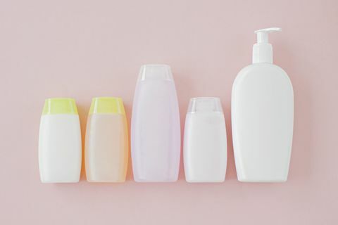 Nieoznakowane butelki kosmetyków na różowym tle