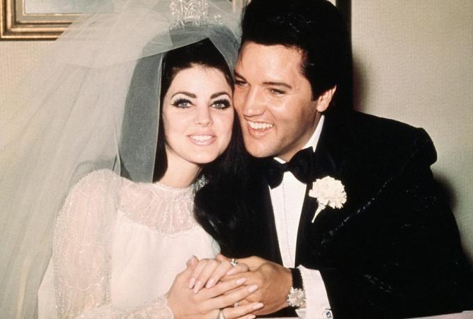 Podpis oryginalny Las Vegas, Neventertainer, Elvis Presley siedzi policzek w policzek ze swoją narzeczoną, byłą Priscillą Ann Beaulieu, po ich ślubie 1 maja 1967