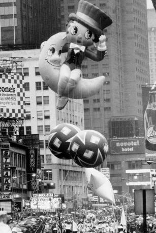 Betty Boop, nowy dzieciak w bloku, debiutuje na festynie z okazji Święta Dziękczynienia w 1985 roku.