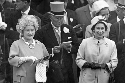 Królowa Matka i Królowa Elżbieta II na torze wyścigowym Epsom, maj 1963 r