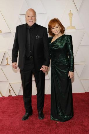 hollywood, kalifornia, 27 marca l r rex linn i reba mcentire na 94. dorocznej ceremonii rozdania nagród akademii w hollywood and highland 27 marca 2022 w hollywood w kalifornii fot. mike coppolagetty obrazy