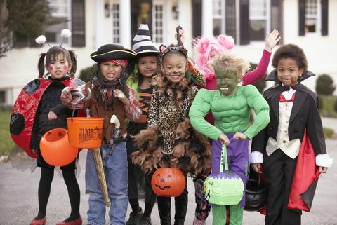 zróżnicowana grupa dzieci w kostiumach jesiennych i halloweenowych