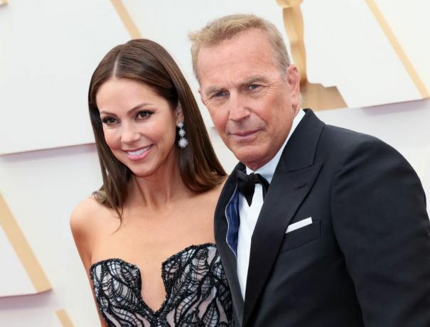 hollywood, kalifornia, 27 marca, christine baumgartner i kevin costner na 94. dorocznej akademii rozdanie nagród w hollywood and highland 27 marca 2022 r. w hollywood w kalifornii, fot. david livingstongetty obrazy