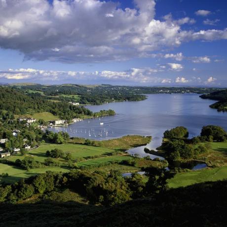 widok na jezioro Windermere i zatokę Waterhead w ambleside w parku narodowym Lake District