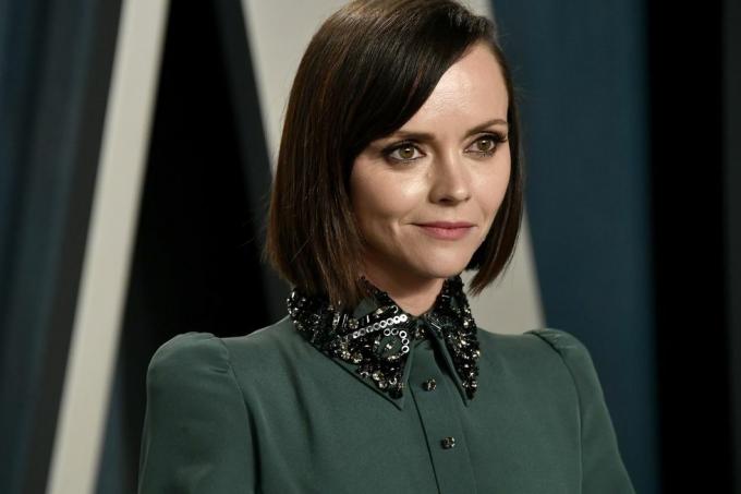 christina ricci uczestniczy w imprezie oscarowej na targach próżności 2020 w zielonej sukience z ozdobnym kołnierzem