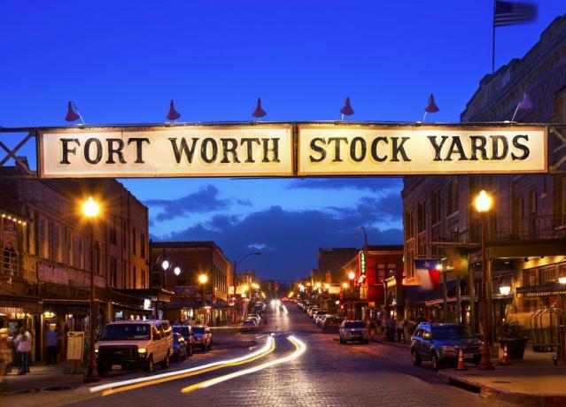 Fort Worth Stock Yards na Exchange Street to historyczna dzielnica w Fort Worth w Teksasie, dzielnica jest wpisana do krajowego rejestru miejsc historycznych i była dawnym rynkiem wątroby