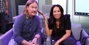 Chip i Joanna Gaines siedzą obok siebie na imprezie radiowej