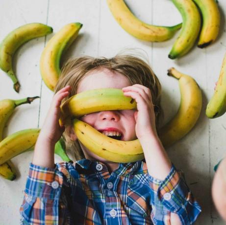 Dzieci (2-3, 4-5) pokryte bananami