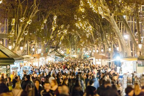 Ludzie chodzi przy losu angeles Rambla ulicą podczas bożych narodzeń i nowego roku wakacji w Barcelona, ​​Catalonia, Hiszpania