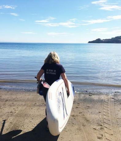 Jo Moseley Surfing na plaży