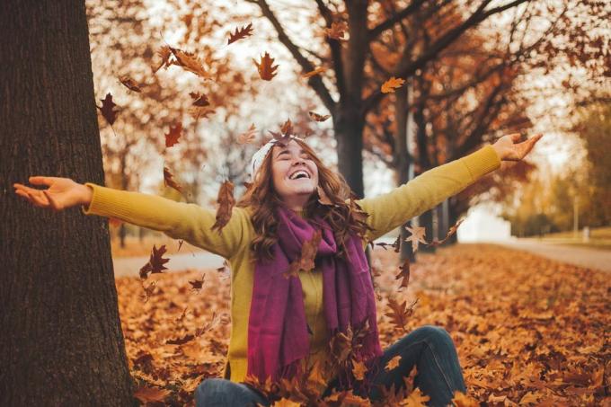młoda kobieta przeżywa jesień i cieszy się wolnym czasem