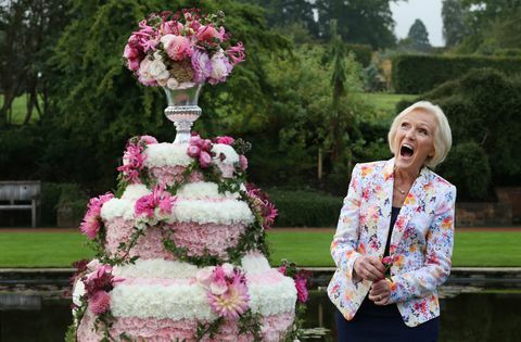 Mary Berry śmieje się, gdy bierze udział w otwarciu RHS Flower Show w Wisley Gardens 2 września 2014 r