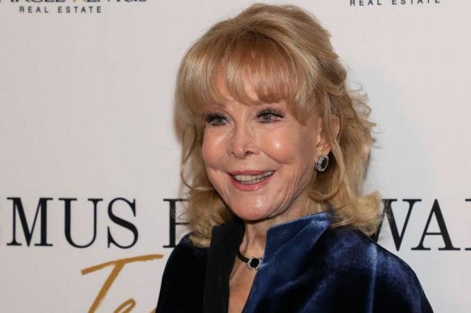 Beverly Hills, Kalifornia, 8 marca, Barbara Eden uczestniczy w podwieczorku podczas ceremonii wręczenia nagród Remus Pre Award w hotelu Beverly Hills, 8 marca 2023 r. w Beverly Hills, Kalifornia, zdjęcie: paul archuletagetty obrazy