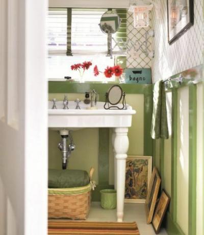 zielona łazienka z białą umywalką