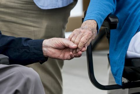 George H.W. Bush i Barbara Bush trzymają się za ręce podczas ceremonii w maju 2017 r.