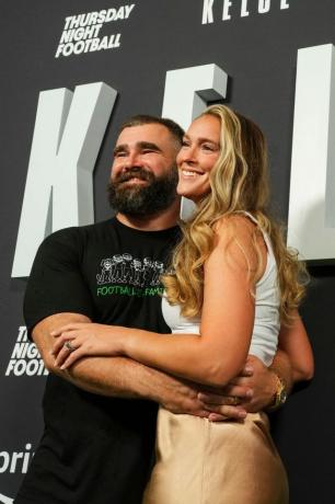 filadelfia, pa wrzesień 08 l r jason kelce pozuje do zdjęcia z kylie kelce podczas filmu dokumentalnego o kelce premiera w teatrze Suzanne Roberts 8 września 2023 roku w Filadelfii w Pensylwanii, zdjęcie: Cooper Neillgetty obrazy