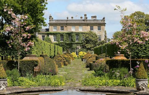 Ogólny widok na ogrody w Highgrove House