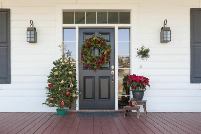ozdoby świąteczne na drzwiach wejściowych domu
