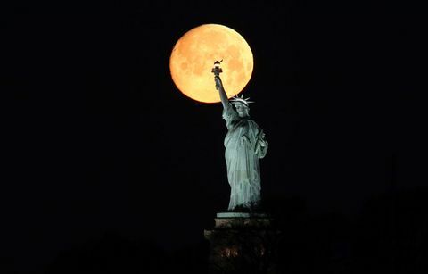 Księżyc ustawia się za Statuą Wolności w Nowym Jorku