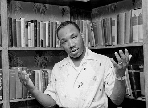 montgomery, maj 1956 r. przywódca praw obywatelskich wielebny Martin Luther King Jr odpoczywa w domu w maju 1956 r. w montgomery w stanie alabama fot. archiwum michaela ochsagetty images