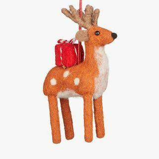 Świąteczna dekoracja z jelenia polnego i drzewa prezentowego