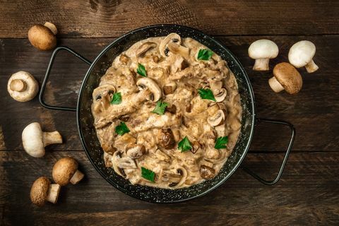 Pieczarkowy wołowiny stroganoff w niecce z kopii przestrzenią