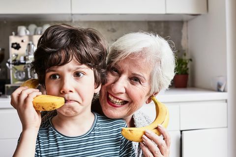 babcia i wnuk wygłupiają się, używają bananów jako telefonów, śmieją się