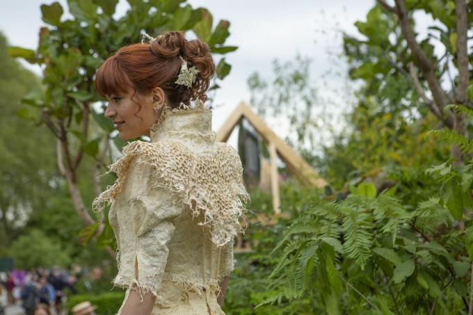 pokaz biodegradowalnych sukni ślubnych Chelsea Flower Show