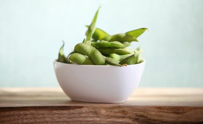 Edamame w białym naczyniu