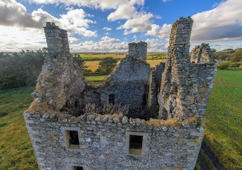Historyczny szkocki zamek, zamek Knockhall, na sprzedaż 130 000 £
