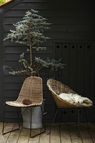 Tkane siedziska na tarasie inspirowane zimowym lasem