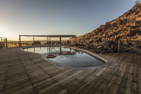 basen z drewnianym tarasem w loży Sossus w Namibii