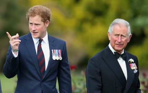 londyn, wielka brytania 09 czerwca embargo na publikację w brytyjskich gazetach do 48 godzin po utworzeniu daty i godziny książę harry i książę Charles, Prince of Wales bierze udział w konkursie gurkha 200 w królewskim szpitalu w chelsea 9 czerwca 2015 r. w Londynie, anglia fot. max mumbyindigogetty obrazy