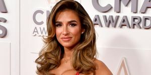 Jessie James Decker bierze udział w 56. dorocznej ceremonii rozdania nagród CMA w Bridgestone Arena, 9 listopada 2022 r. w Nashville, Tennessee, zdjęcie: jason daviswireimage