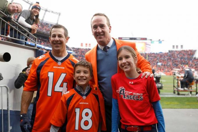 denver, kolorado, 31 października brandon stokely, peyton manning, marshall manning i mosley manning pozują do zdjęć podczas ceremonii wprowadzenia do pierścienia honoru w przerwie meczu pomiędzy drużyną piłkarską Waszyngtonu a Denver Broncos na stadionie Might Field na wysokości mili, 31 października 2021 r. w Denver w Kolorado, zdjęcie: justin edmondsgetty obrazy