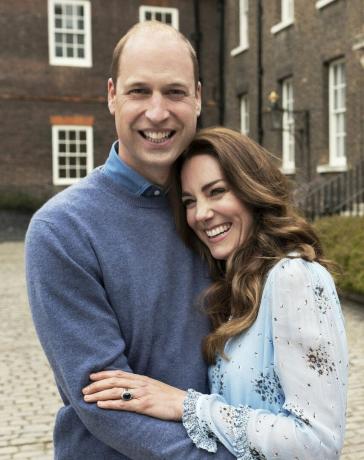 Londyn, Anglia, 29 kwietnia to zdjęcie jest udostępnione do bezpłatnego użytku redakcyjnego w związku z rocznicą do 12 maja 2021 r. należy go następnie usunąć z baz danych, po czym będzie dostępny wyłącznie za pośrednictwem kamery naciskać. w tej ulotce wydanej 28 kwietnia 2021 r. przez Camera Press książę i księżna Cambridge pozują do portretu zrobionego w tym tygodniu w pałacu Kensington z okazji 10. rocznicy ich ślubu 29 kwietnia 2021 r. w Londynie, Wielka Brytania zdjęcie: chris floydcamera prasa za pośrednictwem getty Images aktualności tylko do użytku redakcyjnego bez użytku komercyjnego bez merchandisingu, reklam, pamiątek, pamiątek ani podobnie kolorystycznie, to zdjęcie zostanie Państwu udostępnione wyłącznie pod warunkiem, że nie pobiorą Państwo żadnych opłat za jego dostarczenie, wydanie lub publikację oraz że niniejsze warunki i ograniczenia będą obowiązywać i że przekażesz je dowolnej organizacji, której je przekażesz. Zdjęcia nie będą mogły być wykorzystywane w celach komercyjnych, w tym jedynie tytułem przykładu, w celach komercyjnych w celach handlowych, reklamowych lub innych celach redakcyjnych niezwiązanych z wiadomościami, zdjęcia nie mogą być cyfrowo ulepszane, manipulowane ani modyfikowane w jakikolwiek sposób lub w jakiejkolwiek formie i muszą przedstawiać wszystkie osoby na zdjęciu po opublikowaniu wszystkie inne prośby o wykorzystanie należy kierować do biura prasowego Pałacu Kensington w formie pisemnej notatki dla redaktorów. To zdjęcie z ulotek może być wykorzystywane wyłącznie w celach do celów sprawozdawczości redakcyjnej w celu zilustrowania współczesnych wydarzeń, rzeczy lub osób na obrazie lub faktów wymienionych w podpisie. Ponowne wykorzystanie zdjęcia może wymagać dodatkowej zgody od właściciela praw autorskich