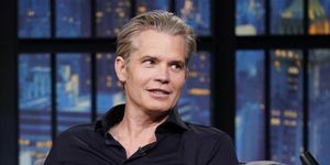 Timothy Olyphant późnym wieczorem z Sethem Meyersem, sezon 10, wkrótce po zakończeniu produkcji uzasadnionego miasta pierwotnego