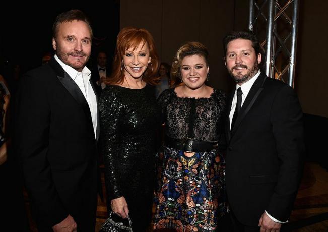 phoenix, az march 28 l r producent tv narvel blackstock, piosenkarze reba mcentire, kelly clarkson i brandon blackstock biorą udział w walce celebrytów muhammada alisa noc xxi w jw marriott phoenix desert ridge resort spa 28 marca 2015 r. w phoenix, arizona, fot. michael bucknergetty, zdjęcia do walki celebrytów noc