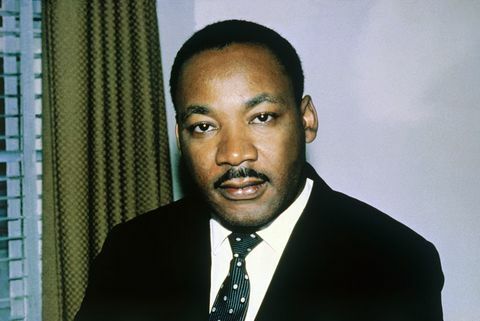 5261966 oryginalny podpis czyta zbliżenie wielebnego dr Martina Luthera Kinga, jr pokazanego na tym zdjęciu, sam na ramionach