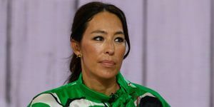 Joanna Gaines siedzi na krześle