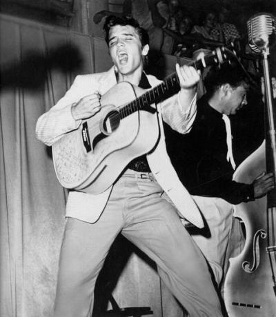 Elvis Presley występujący w Fort Homer Hesterly Armory w Tampa na Florydzie, 31 lipca 1955 r