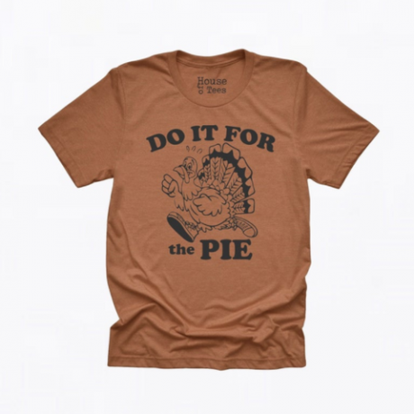 brązowa koszulka z indykiem w butach do biegania i napisem „zrób to dla ciasta” napisem w stylu retro