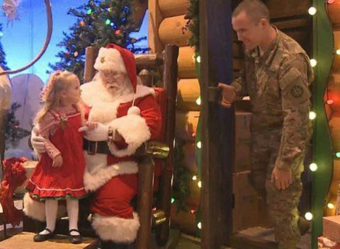 Małe dziewczynki proszą o obejrzenie taty żołnierza na Boże Narodzenie i pojawia się wideo
